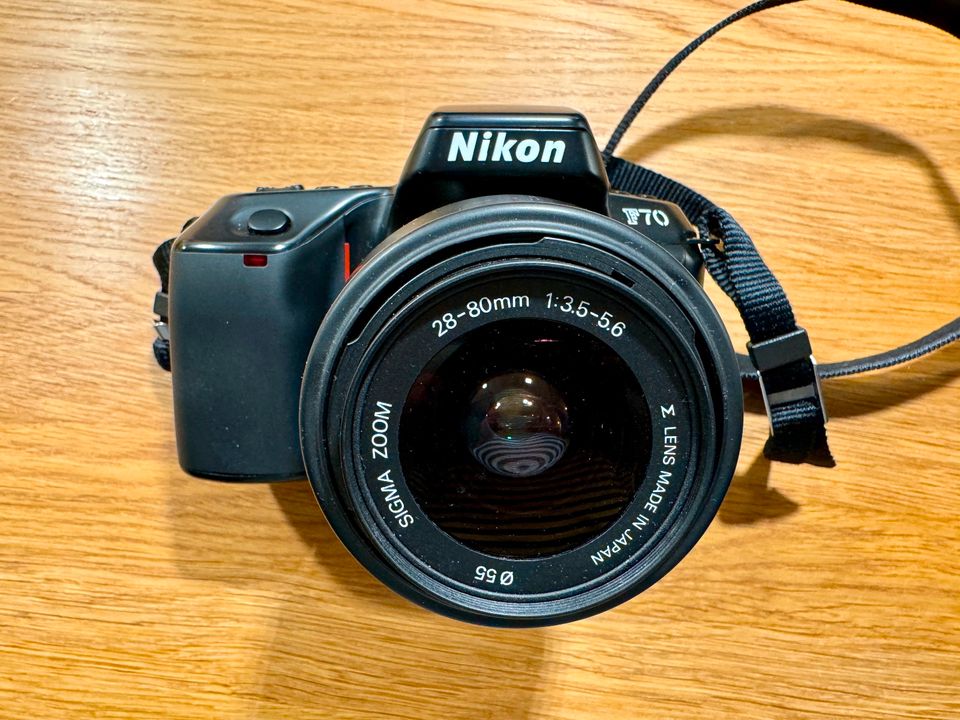 Nikon F70 Spiegelreflexkamera mit Sigma-Objektiv 28-80 mm in Hamburg