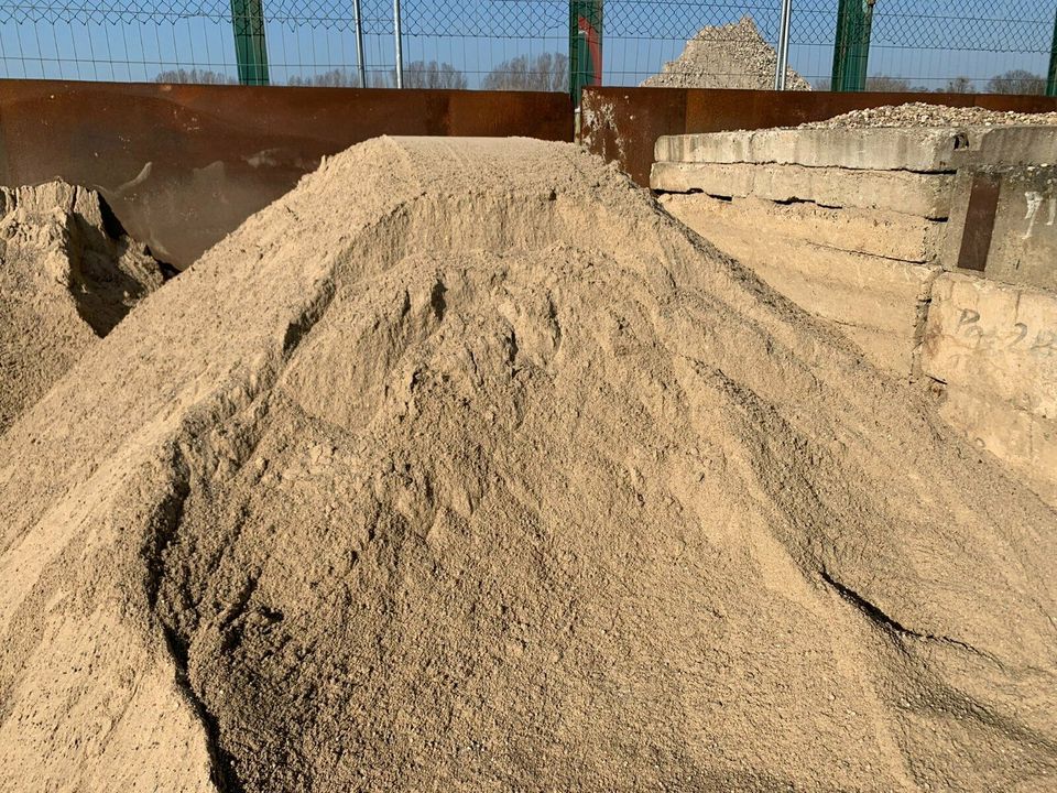 Kies Kompost Splitt Rindenmulch Beton Mutterboden mit Transport in Berlin