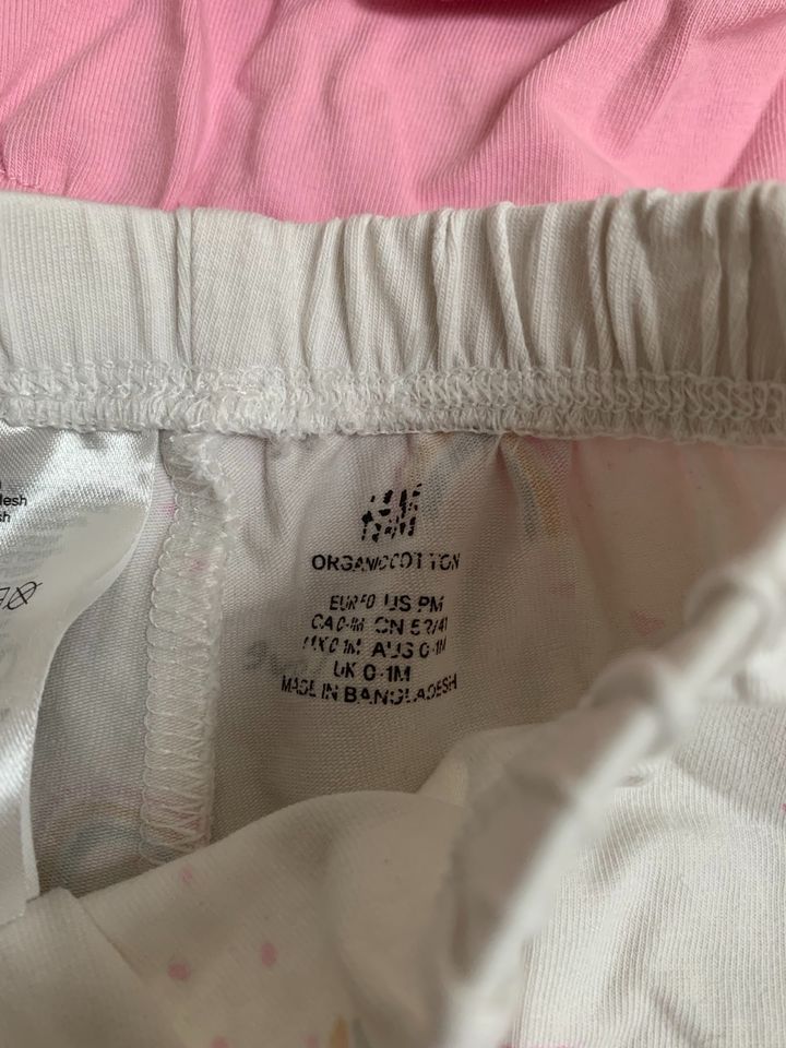 H&M - kurze Hose Shorts mit Regenbogen „Love“ - Größe 50 in Illertissen