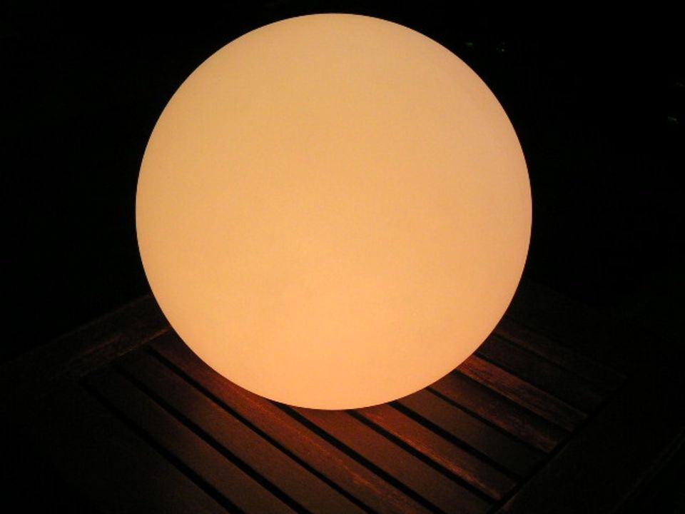 Wasserdichte LED-Kugel mit wählbarer Farbe. 25cm durchmesser. in Trier