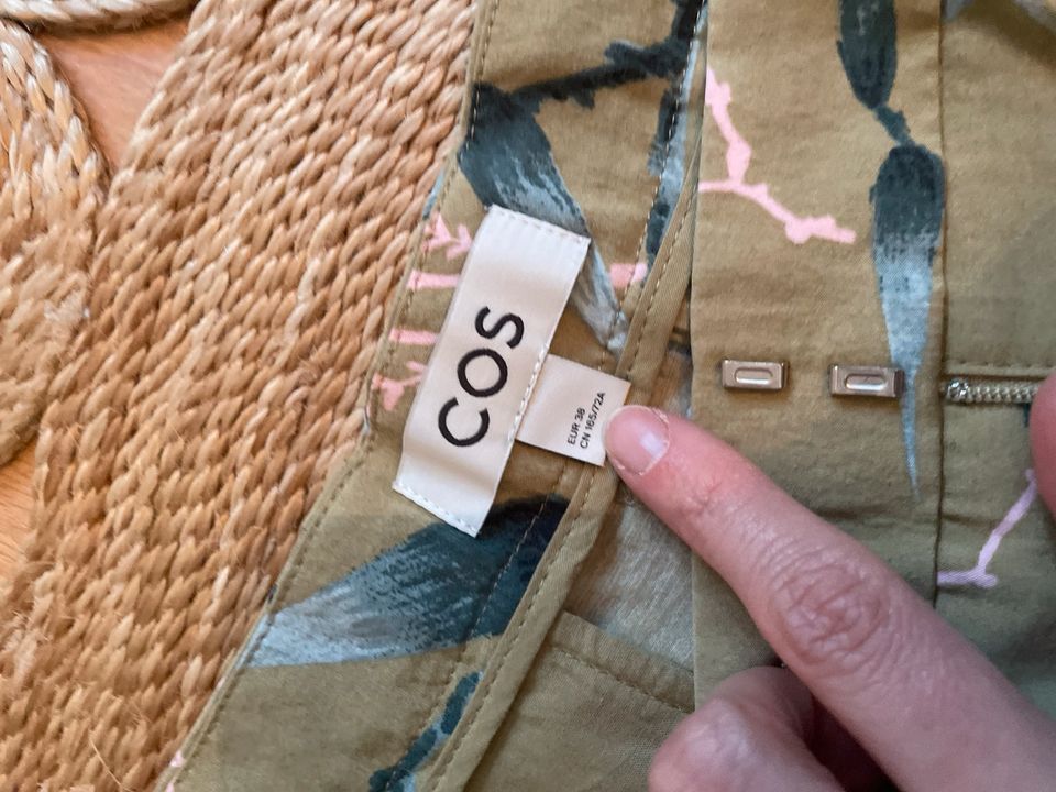 COS Shorts Muster bunt Sommer Muster 38 M grün skirt in Frankfurt am Main