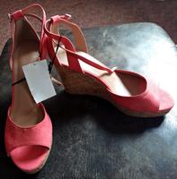 Lachsfarbene Peeptoes m. 10cm Keilabsatz, Gr. 40 H&M, NEU Etikett Berlin - Rudow Vorschau