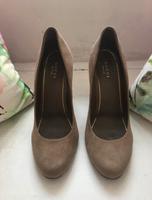 Gucci Pumps mit goldenen Nieten Nordrhein-Westfalen - Dorsten Vorschau
