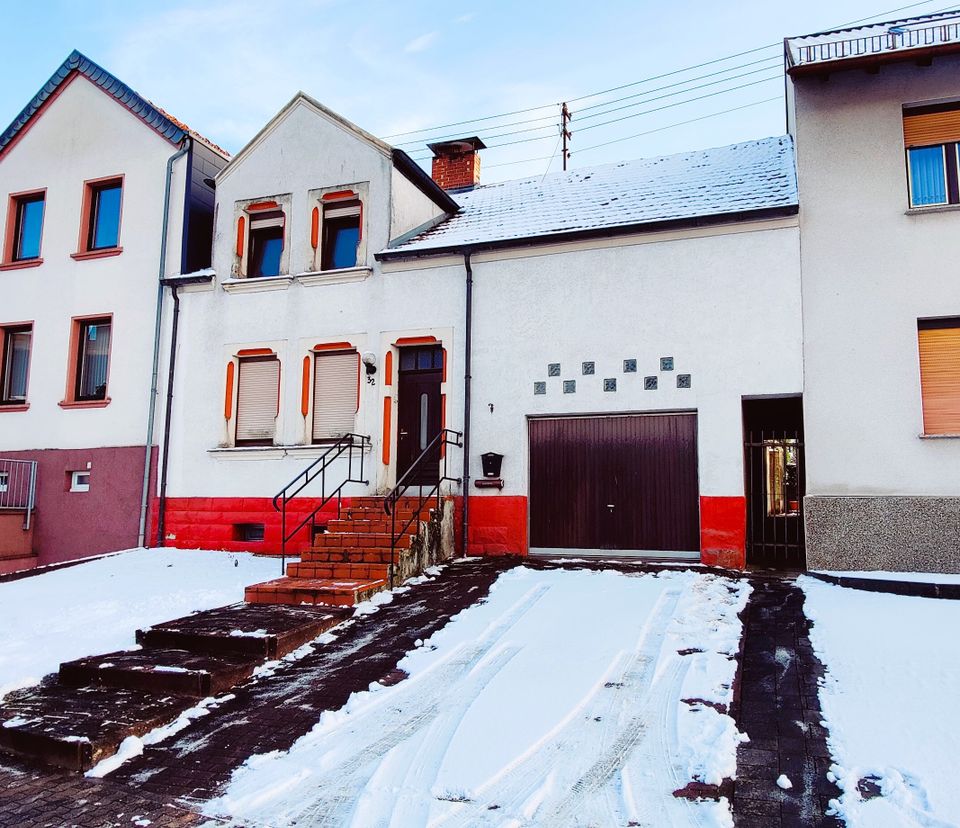 Entkerntes Einfamilienhaus mit Garage und Garten in Schwalbach