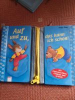 Auf und zu Kinderbuch mit Klettverschluss, Knöpfen und Schleife Sachsen-Anhalt - Landsberg (Saalekreis) Vorschau