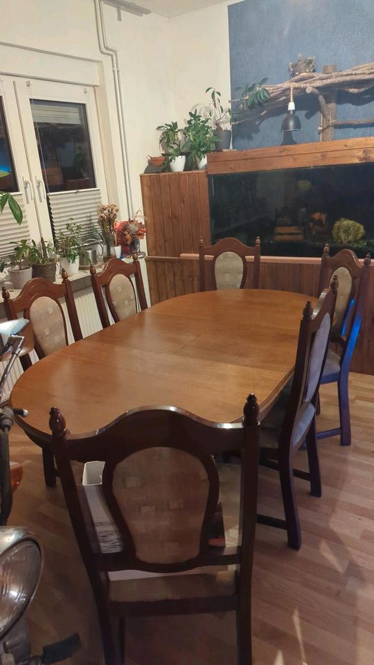 Tisch mit Stühlen in Aurich