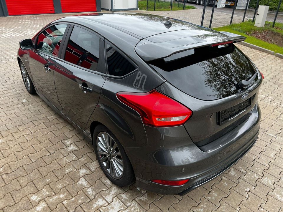 Ford Focus 1.5 EcoBoost  Lim. ST-Line Aut. Xenon Navi in Moosburg a.d. Isar