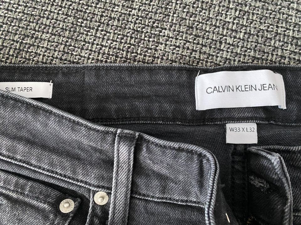 Jeans Calvin Klein Gr. 33/32 slim taper in Mainz
