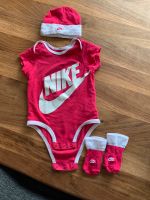 Nike Mädchen body Set mit Mütze und Socken gr.70-80cm Nordrhein-Westfalen - Leopoldshöhe Vorschau
