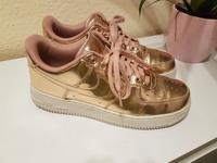 Nike Damen Air Force 1 '07 Low W Sneakers Rosegold Glanz Gr.41 Schleswig-Holstein - Raisdorf Vorschau