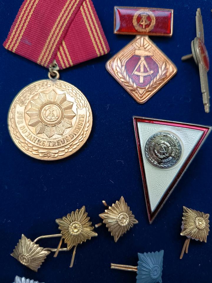 Sammlung Konvolut DDR Militaria Orden Abzeichen Spangen NVA in Tännesberg
