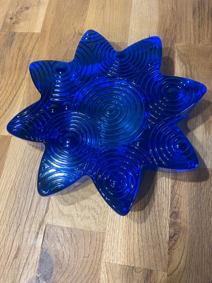 Dekoratives Teelicht in Sternenform aus blauem Glas in Mettmann