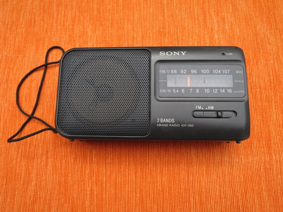 SONY ICF-390 - kleines Kofferradio - analog - 2 Bands in Detmold