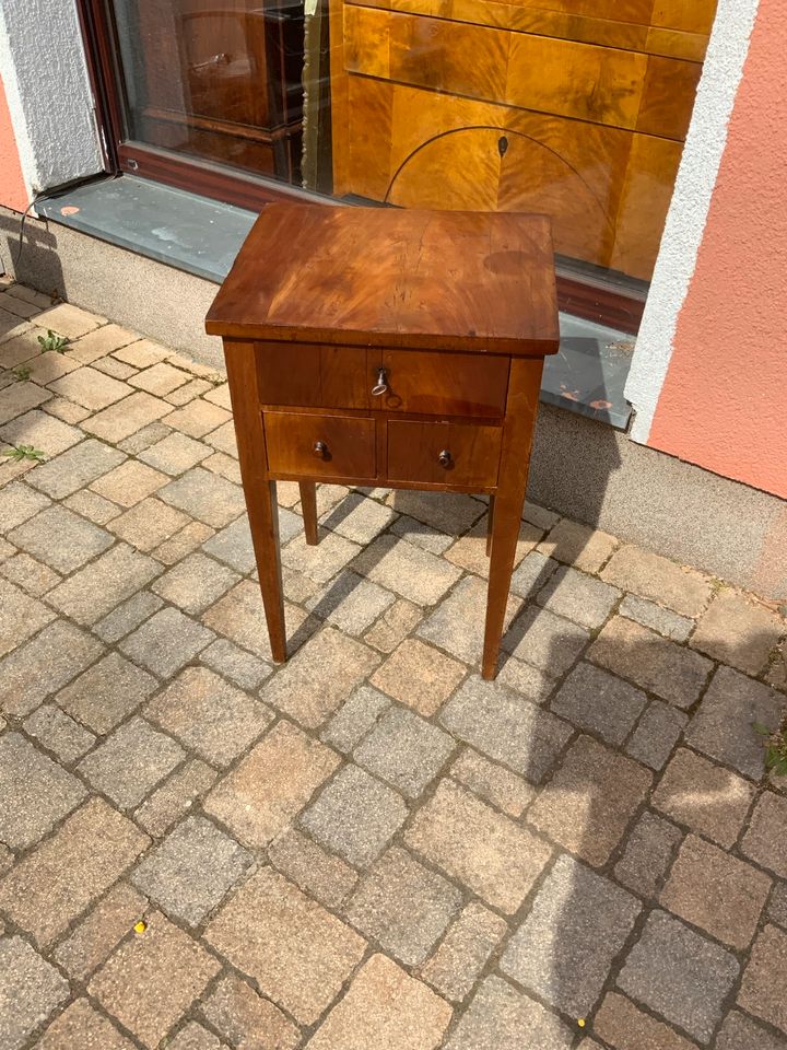 Kleine Biedermeier Pfeilerkommode in Mahagoni in Stahnsdorf