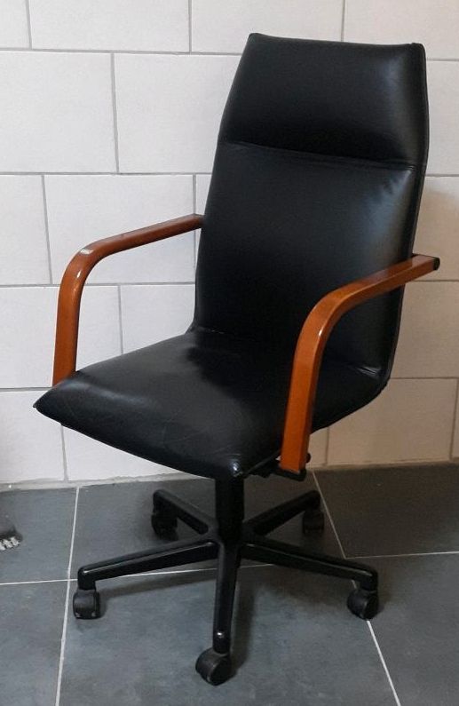 Walter Knoll Chefschreibtisch mit Stuhl in Frankfurt am Main