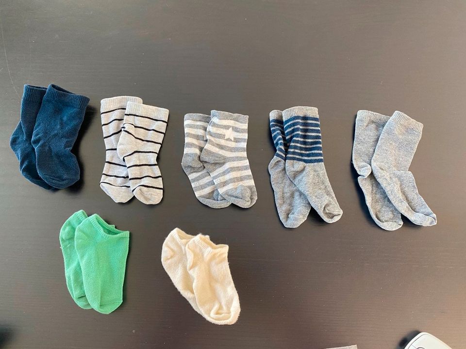 7 Paar Socken, versch. Farben, Gr. 18-22 in Vielbach