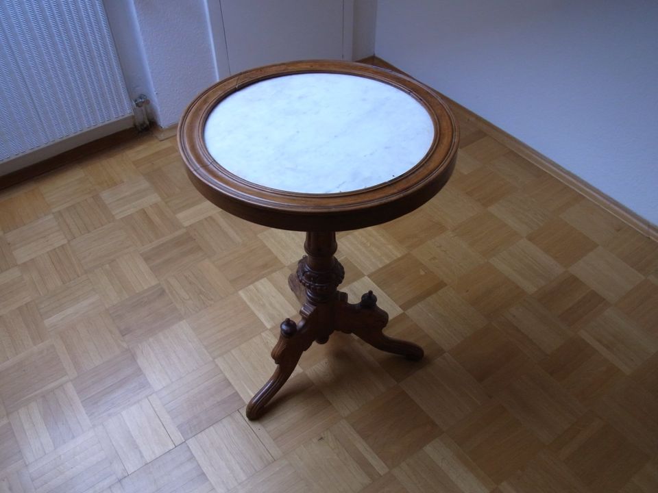 runder Holztisch mit eingefasster Marmorplatte in Mainz