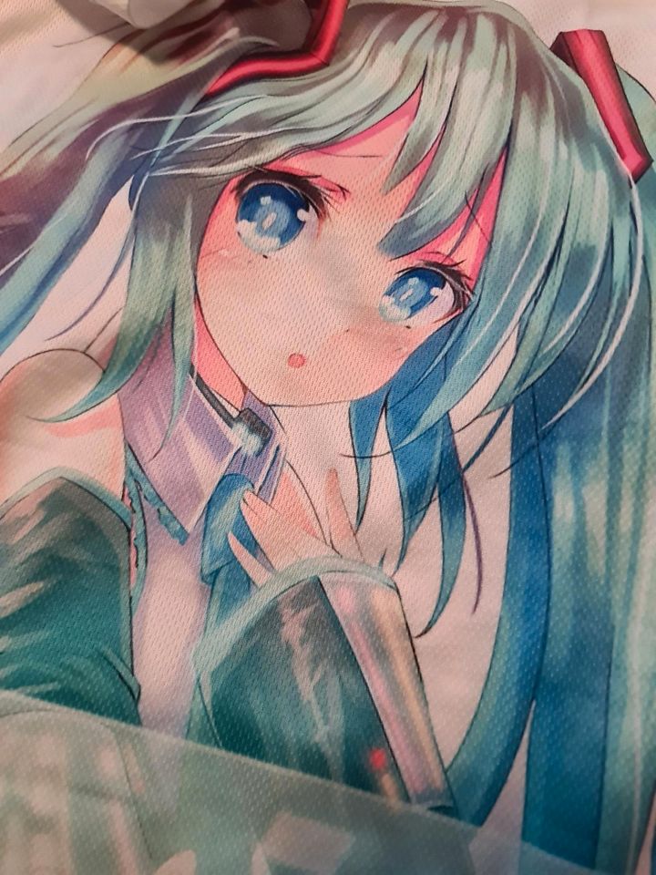 Hatsune Miku Mädchen T-Shirt Gr. S in Neuwied