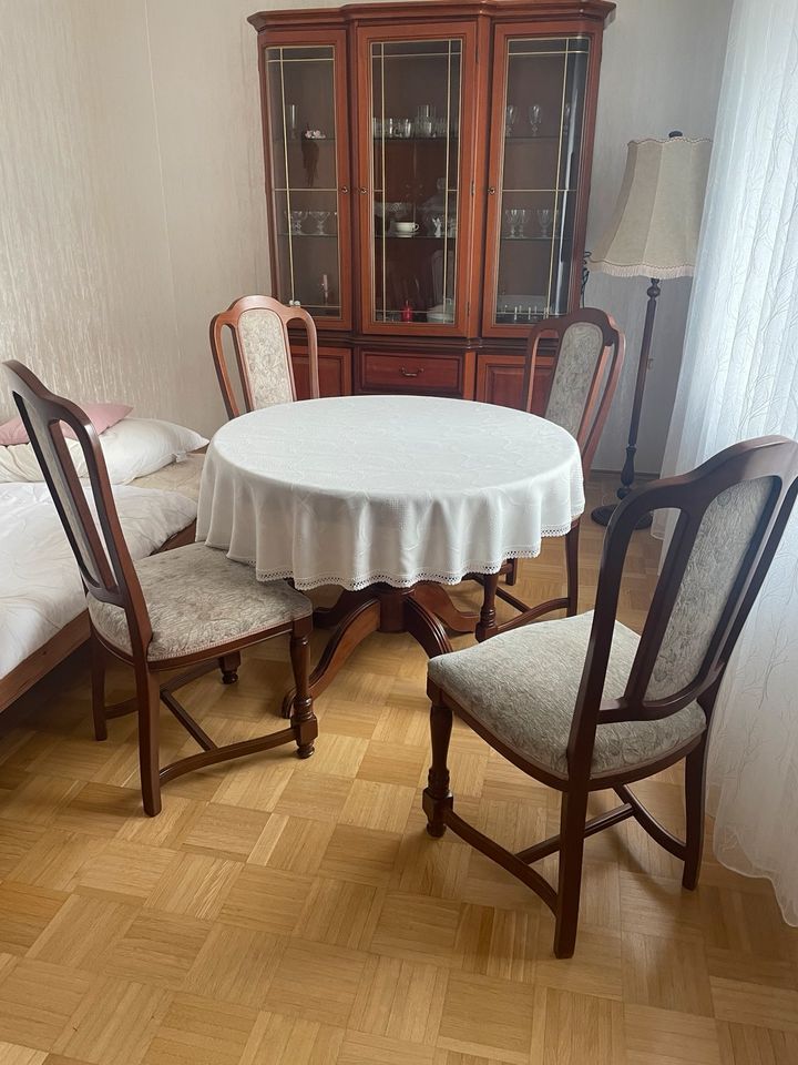 Esszimmer runder Tisch (ohne Stühle) in Böblingen
