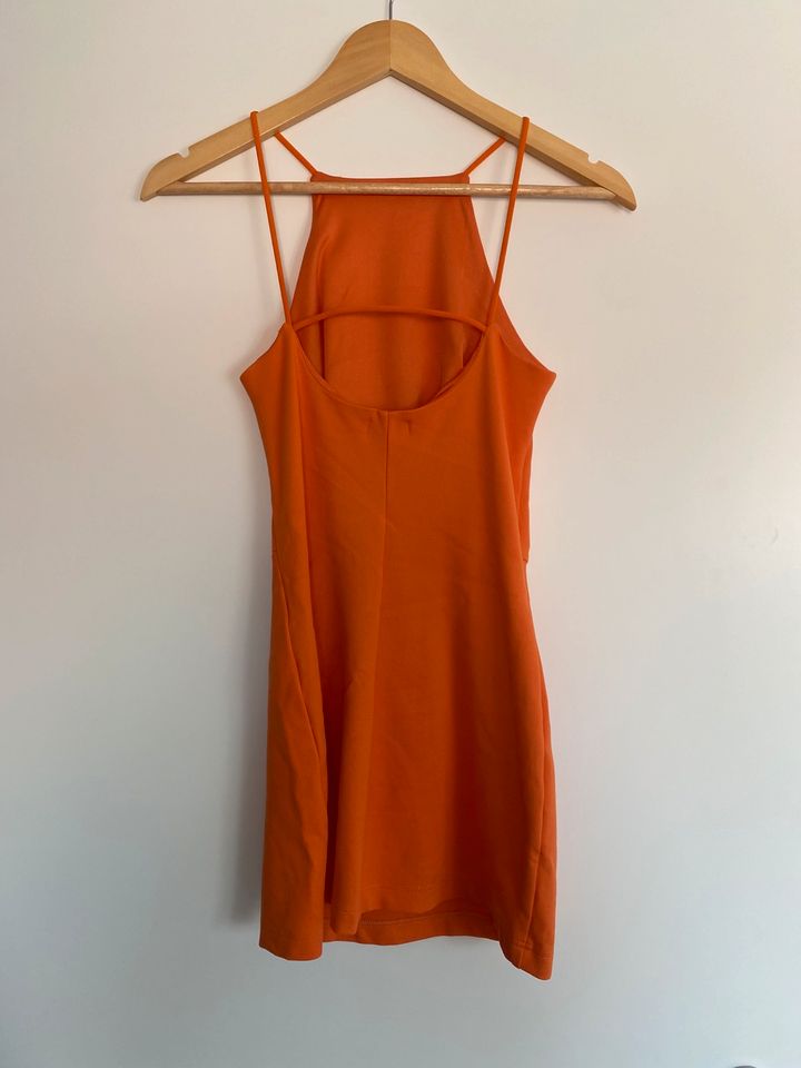 Stradivarius Kleid in orange Größe S in Berlin