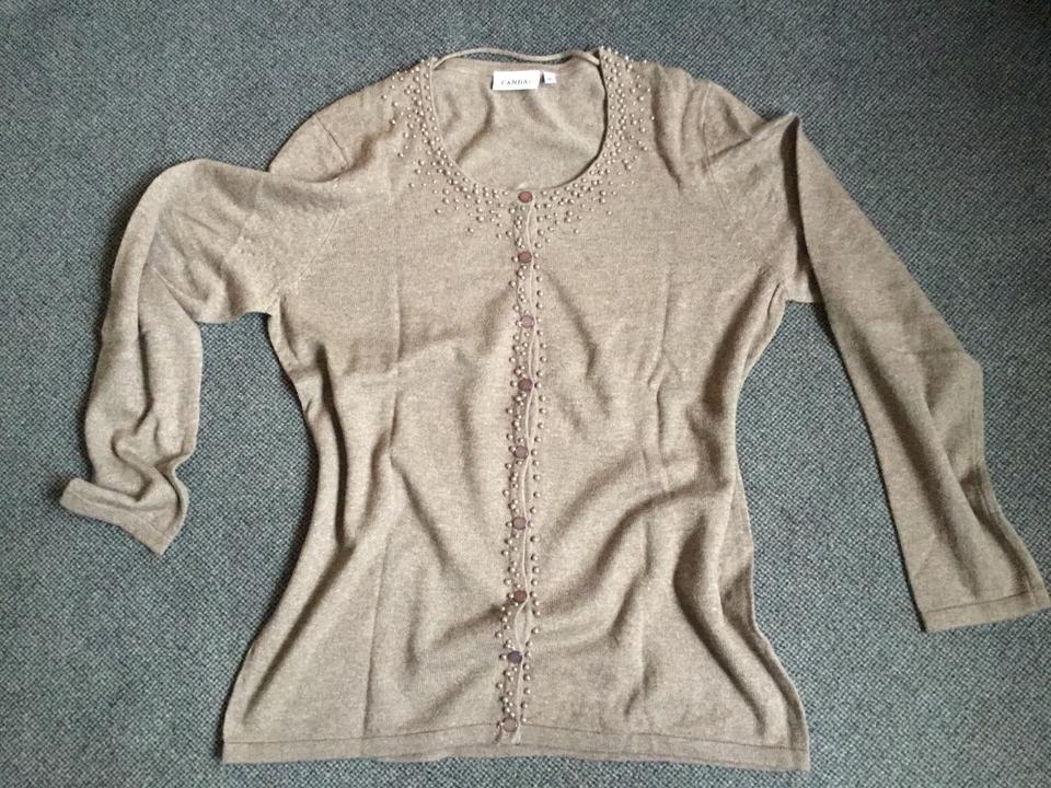 Beige Damen Strickjacke mit aufwendigem Perlenbesatz in Meckenheim