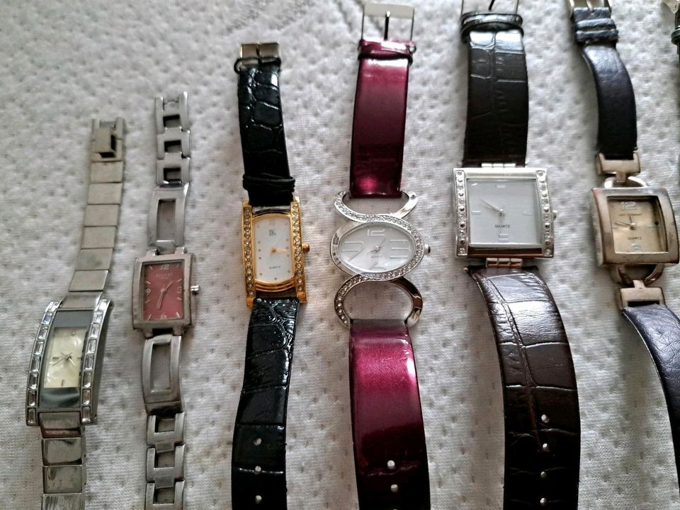 Verschiedene Armbanduhren u. 2 Armbänder, s.gt. Zustand in Waldalgesheim