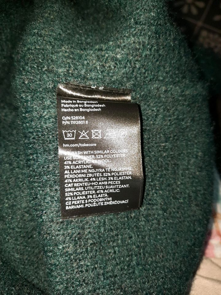 Pullover Strickpulli H & M dunkelgrün Gr. M schulterfrei in Vreden