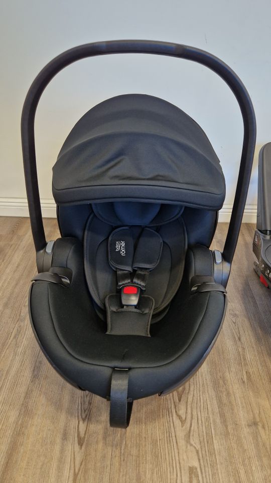 Britax Römer Dualfix 3 i-Size + Flex Base 5Z + Babyschale 5Z 2 in Essen