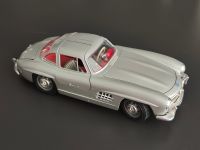 Burago Mercedes 300SL Flügeltürer 1954 Silber in Maßstab 1:18 Baden-Württemberg - Lahr (Schwarzwald) Vorschau