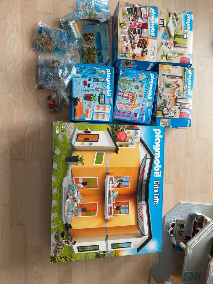 Playmobil City Life + Extra Stockwerk + Ausstattung für 5 Zimmer in Untermeitingen