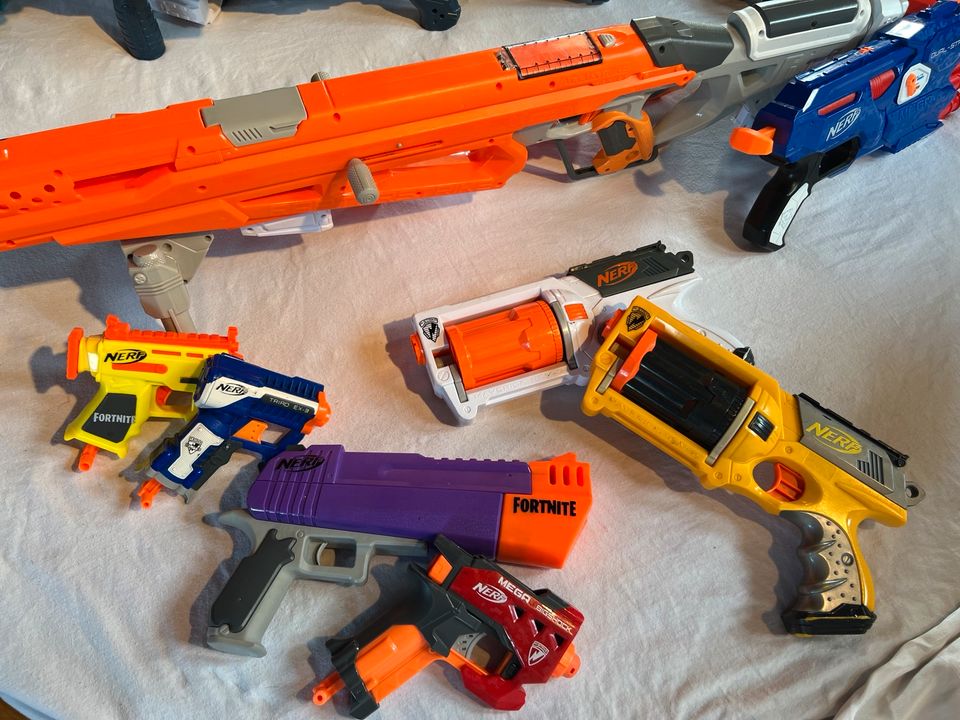 Nerf Sammlung - Riesiges Bundle mit 13 Waffen inklusive Munition in Meerbusch