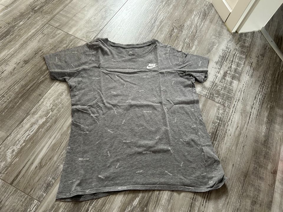 Nike T-Shirt Größe 146 in Eystrup