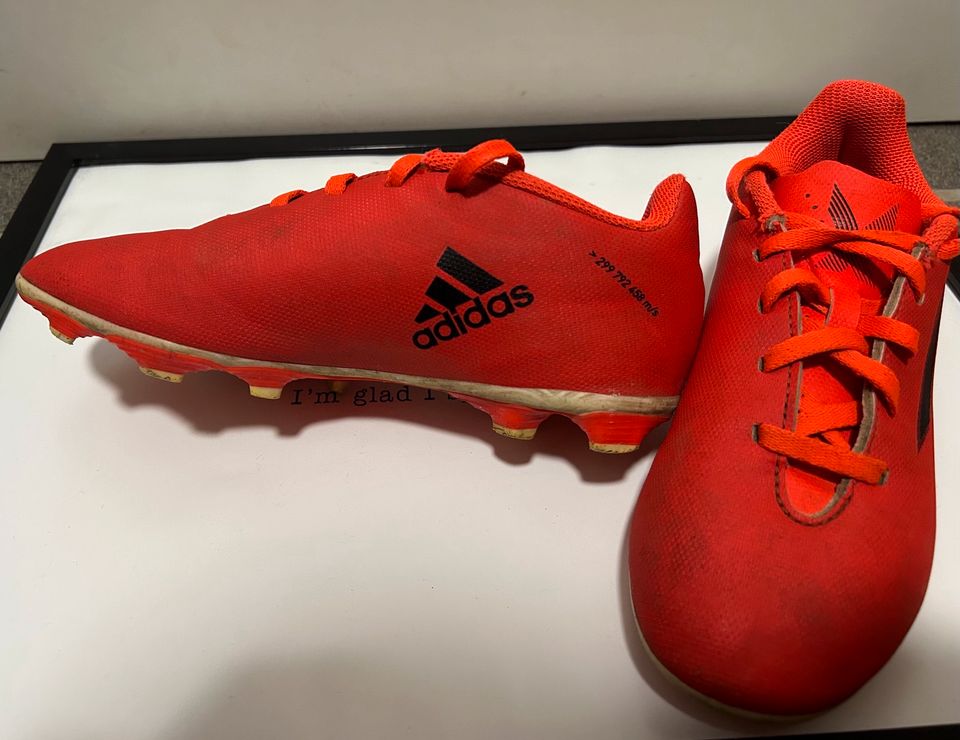 Adidas Fußballschuhe Kinder, rot, Größe 33 in Binsfeld