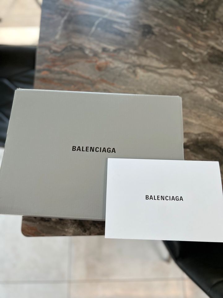 Balenciaga Schuhkarton in Lemgo