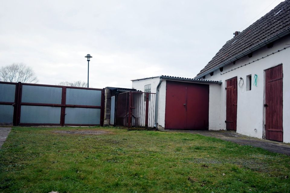 Einfamilienhaus mit 5 Räumen, zwei Garagen, ca 65 m Nebengebäude in Friedland (Mark)