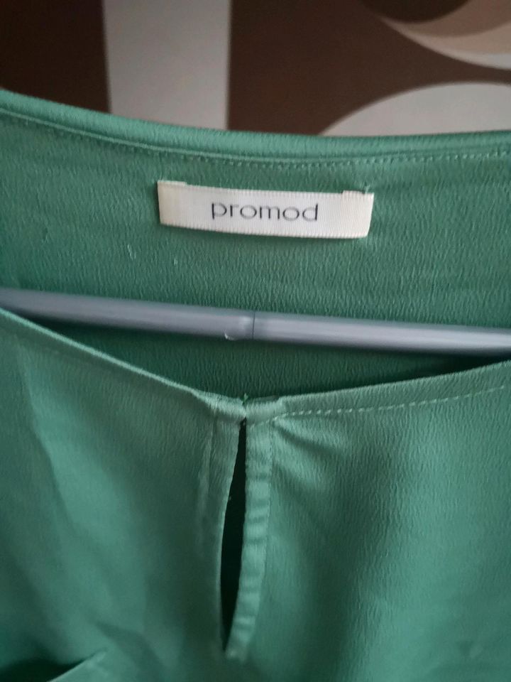 Grüne Bluse mit Armkrempe und Brusttaschen, Promod in Köln