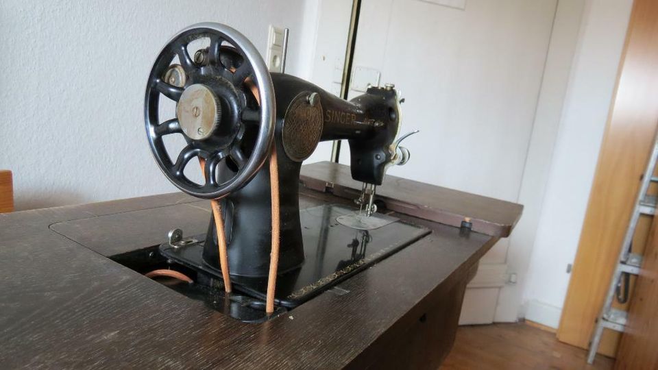 Historische Singer-Tischnähmaschine von 1928 in Göttingen
