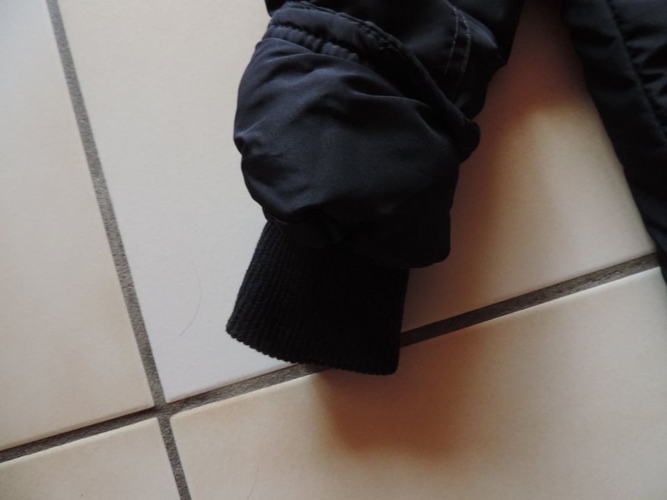 Jacke schwarz mit abnehmbarer Kapuze Gr. 110/116 in Pirmasens