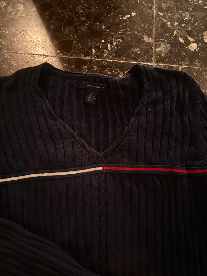 Tommy Hilfiger Paket T-Shirts Pullover in Düsseldorf