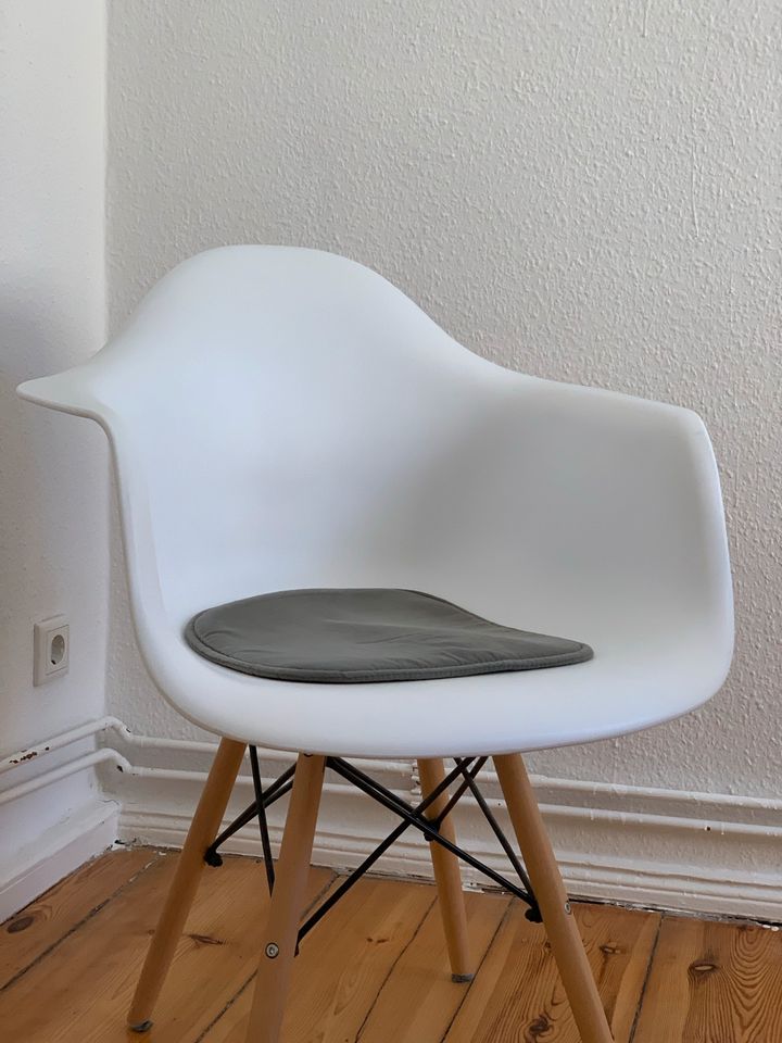 Stuhl weiß/holz mit Kunststoff Sitzschale in Berlin