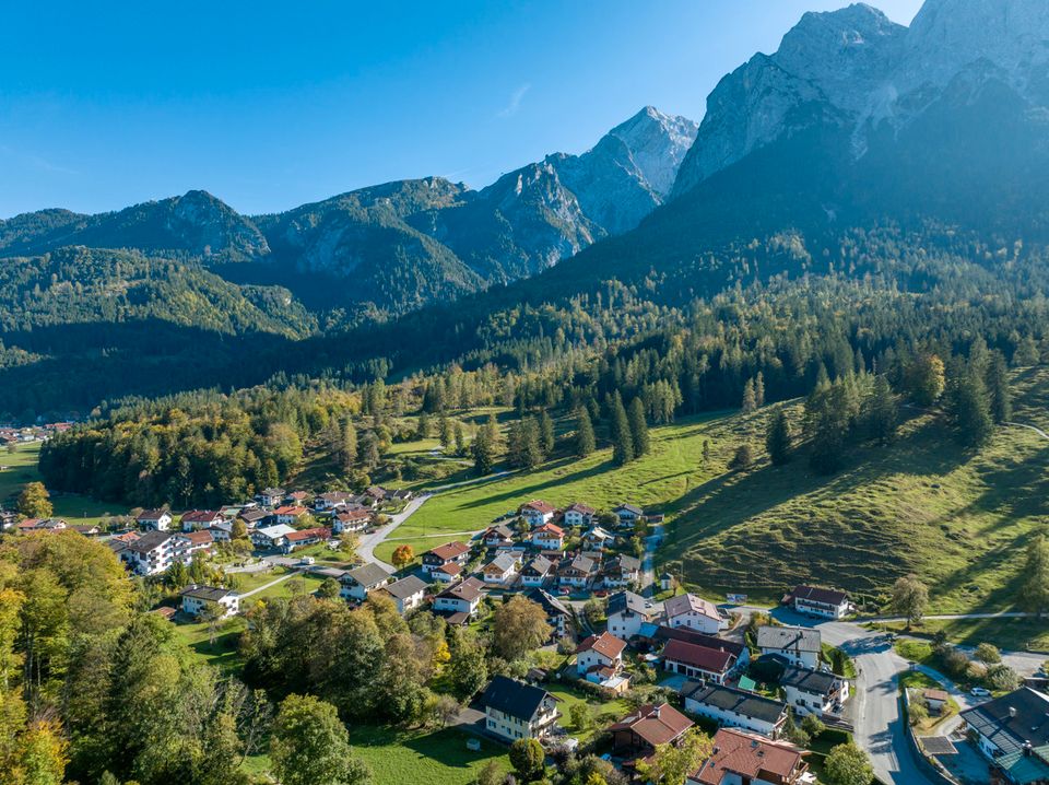 Charmante Alpenvilla mit großem Garten in ruhiger Lage in Grainau mit traumhaftem Ausblick auf die Zugspitze in Grainau