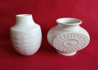 2 Vasen weiß Porzellan 1970er Jahre Relief Bayern - Amerang Vorschau