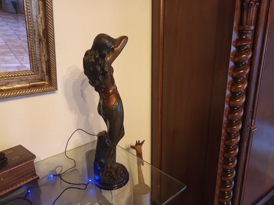 Bronze Figur Junge Frau in Langerwehe
