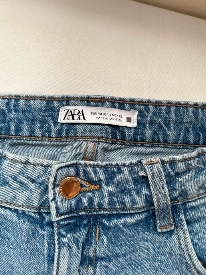 Zara Mom Jeans ripped in Duingen