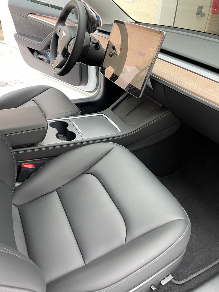 Tesla Model Y Long Range / Dual Motor / AWD in Regensburg