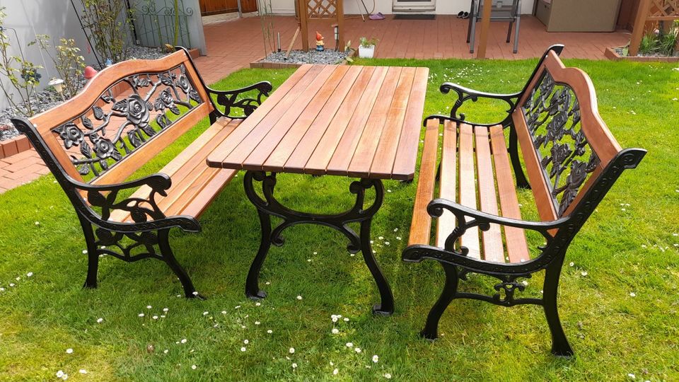 Gartengarnitur / Tisch & Bänke aus Mahagoni Holz & Gusseisen in Bünde