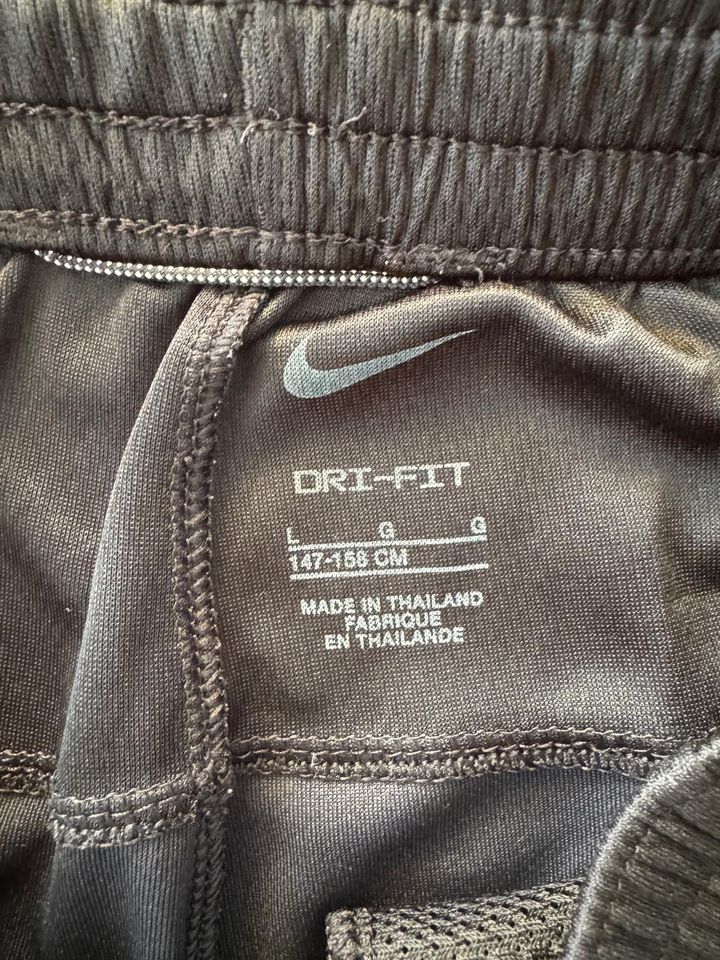 Nike Short Schwarz Kindergröße L 147-158 in Lenting