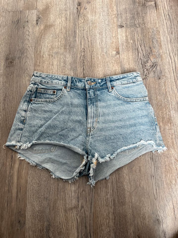 Jeansshorts Shorts kurze Jeans H&M 42 in Extertal