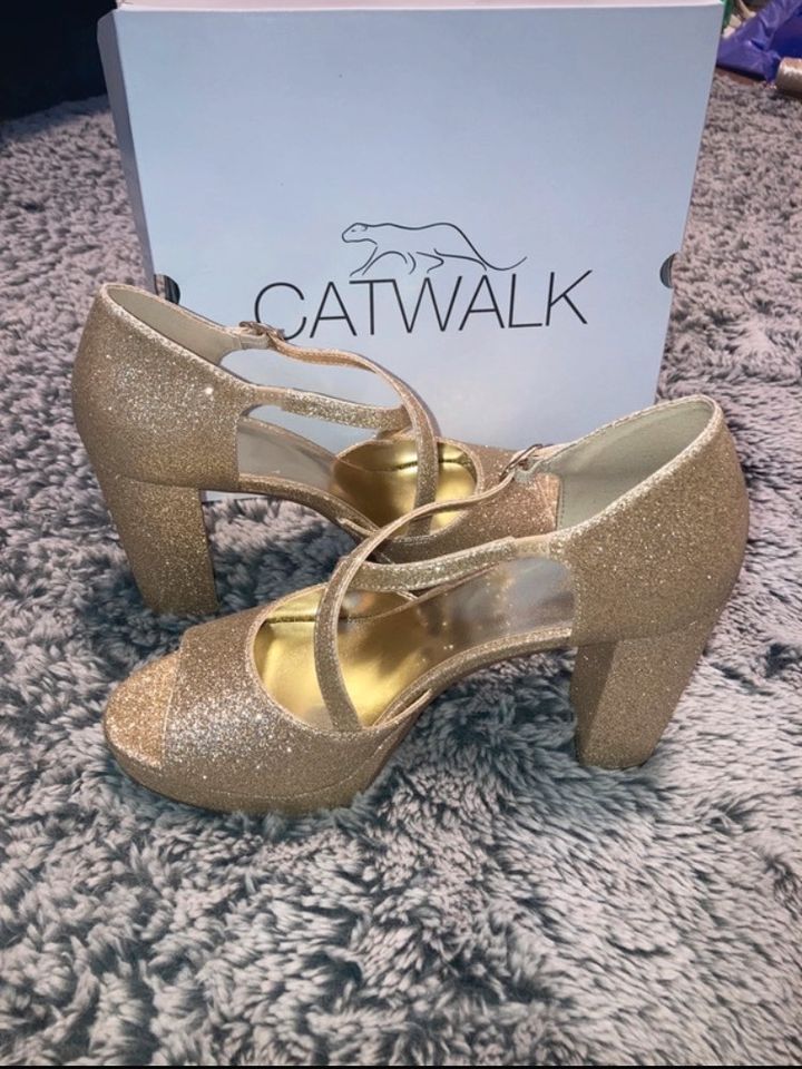 Goldene High Heels Blockabsatz in Winsen (Luhe)