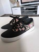 Nagelneue Sneaker Thüringen - Schmoelln Vorschau